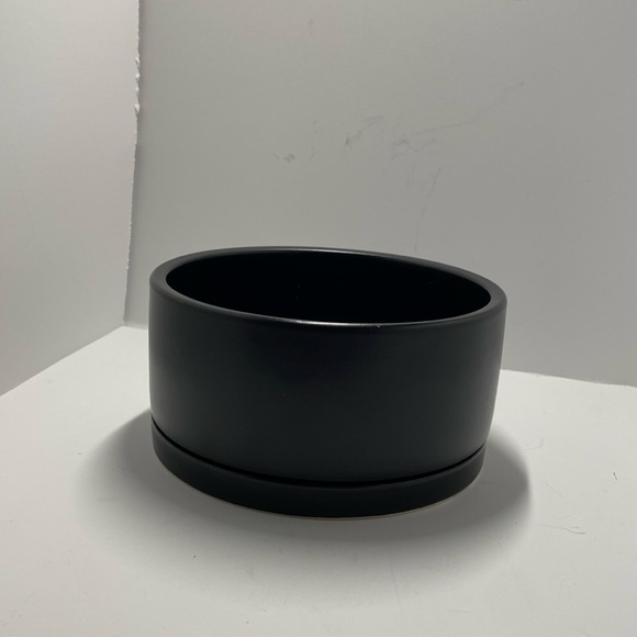 Low profile with built in drip saucer succulent pot. - Picture 1 of 6